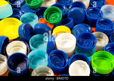 Es gibt viele bunte Kunststoff-Kappen. Im Studio gedreht. Stockfoto