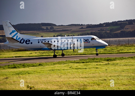 Flybe SAAB 340 Turboprop Flugzeug Beschleunigung entlang der Start-und Landebahn am Flughafen Dundee, Vereinigtes Königreich Stockfoto