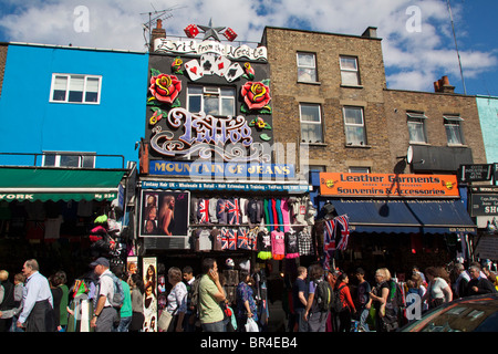 Modegeschäfte und Besucher am Sonntag in beliebten Camden lock Markt London England UK 105666 Camden Lock Stockfoto