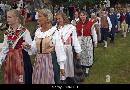 Paare in schwedische Trachten Parade am Mittsommer Feiern. Naas Schloss Anwesen; Schweden Stockfoto