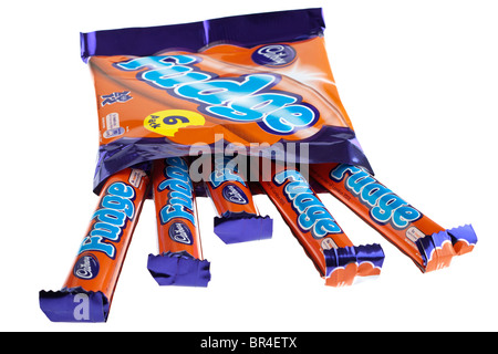 Sechs einzeln verpackte Cadbury Fudge Schokolade Bars verschütten aus einem Paket Stockfoto