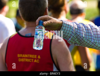 Kleine Kunststoff-Flaschen von Buxton immer noch Mineralwasser Konkurrenten in Nottingham Marathon übergeben wird Stockfoto