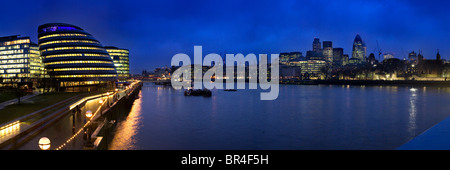 Die London Assembly Building (Rathaus), die Themse und die Skyline der Stadt, London, England Stockfoto