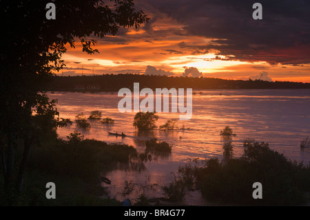 Blick auf Laos und dem Mekong-Fluss aus Thailand Stockfoto