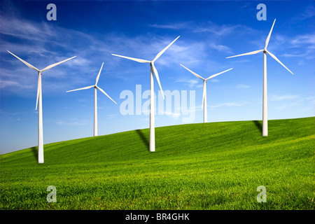 Schöne grüne Wiese mit Windkraftanlagen zur Stromerzeugung Stockfoto