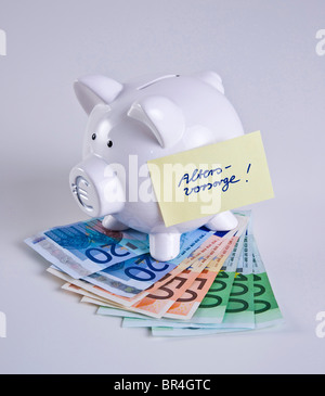 Sparschwein auf Banknoten, "Altersvorsorge" Rente plan auf ein Stück Papier geschrieben Stockfoto