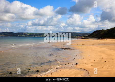 Benllech, Isle of Anglesey, North Wales, UK, Europa. Blick entlang der ruhigen, sandig, Strand mit blauer Flagge mit der Flut ausgehen im Spätsommer Stockfoto