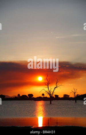 Sonnenuntergang am See Manze, Selous Game Reserve, Tansania Stockfoto