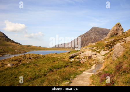 Pfad um Llyn Idwal im Cwm Idwal National Nature Reserve in Snowdonia-Nationalpark. Ogwen, Gwynedd, North Wales, UK, Großbritannien Stockfoto