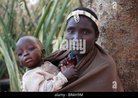 Hadza Frau mit ihrem Kind, ethnische Gruppe, die Leben in der Gegend des Lake Eyasi, Tansania Stockfoto