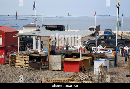 Einrichten einer Lebensmittel-Hütte am Strand von Ribeira Brava - Madeira Stockfoto
