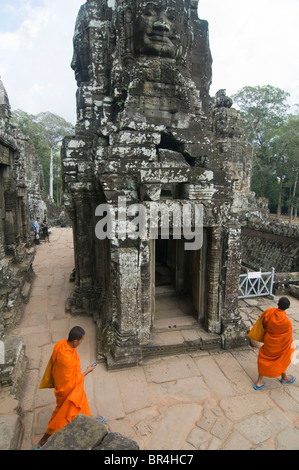 Mönche im Bayon Tempel von Angkor Wat in Kambodscha Stockfoto