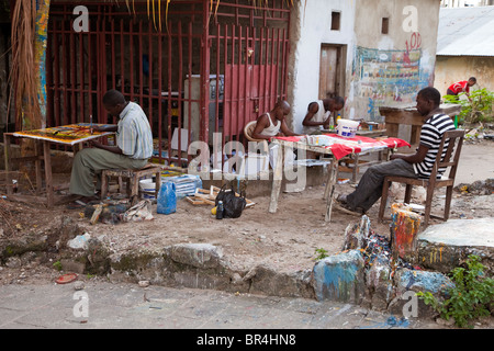 Stone Town, Sansibar, Tansania. Tingatinga-Maler Hof. Stockfoto