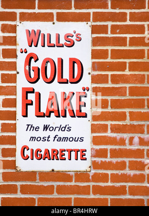 Alte Metall Werbeschild für Wills Gold Flake Zigaretten Stockfoto