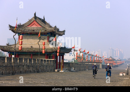 Antike Stadtturm und Stadtmauer, Xi ' an, Provinz Shaanxi, China Stockfoto