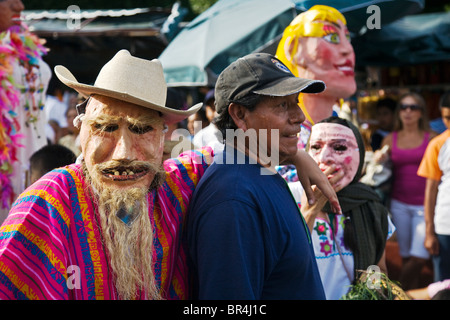 Kostümierte Tänzer teilnehmen in jährlichen Unabhängigkeit DAY PARADE im September - SAN MIGUEL DE ALLENDE, Mexiko Stockfoto