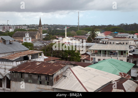 Stone Town, Sansibar, Tansania. Dächern. Katholische Kirche, St. Joseph ibadhischen Minarett auf Links, Sunni Minarett in Mitte. Stockfoto