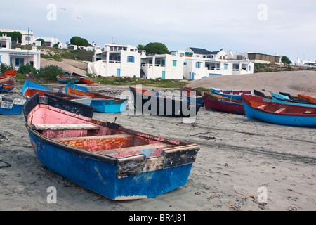 Ruderboote am Strand von Paternoster, einer kleinen Stadt der Westküste Südafrikas in der Provinz Western Cape Stockfoto