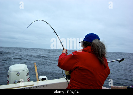 Weibliche Angler Königslachs offshore im offenen Pazifik in der Nähe von Ucluelet BC spielen Stockfoto