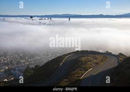 Wolkenkratzer-Gipfel durch den Nebel über der Bucht von San Francisco aus TWIN PEAKS - SAN FRANCISCO, Kalifornien Stockfoto