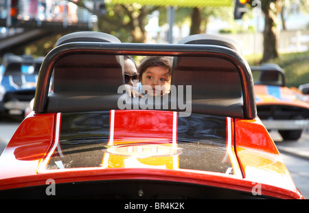 Kind und Eltern im Autoscooter Stockfoto