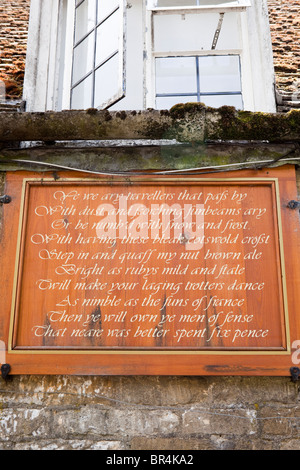 Melden Sie sich am Plough Inn im Cotswold-Dorf Ford, Gloucestershire, Großbritannien Stockfoto