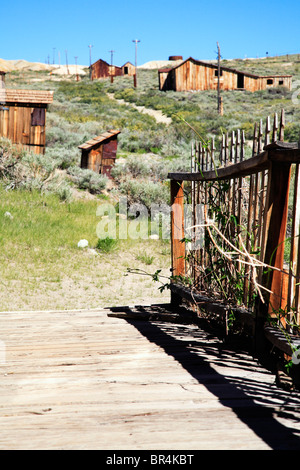 Blick von der Veranda eines Hauses in Bodie Geisterstadt Kalifornien USA Stockfoto