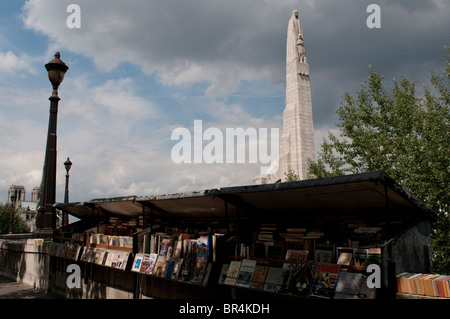 Buchhändler und Statue des St. Genevieve am Pont De La Tournelle, Tournelle Brücke, Paris, Frankreich Stockfoto