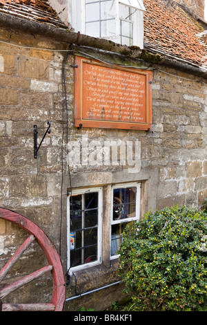 Melden Sie sich am Plough Inn im Cotswold-Dorf Ford, Gloucestershire, Großbritannien Stockfoto