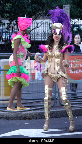 Brasilianische Samba-Tänzerin bei Nacht-Karneval des Bürgermeisters Thames Festival 2010 Stockfoto