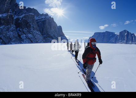 Skifahrer, die Durchquerung über gefrorenen Fjord in der Nähe von Baffin Island, Kanada Stockfoto