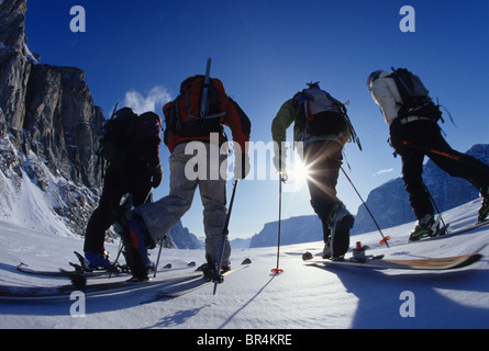 vier Skifahrer durchqueren über gefrorenen Fjord in der Nähe von Baffin Island, Kanada Stockfoto