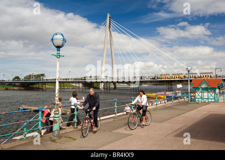 Großbritannien, England, Merseyside, Southport, Radfahrer auf unteren Promenade neben Marine See Stockfoto