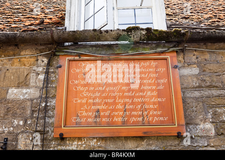 Melden Sie sich am Plough Inn im Cotswold-Dorf Ford, Gloucestershire, Großbritannien Stockfoto