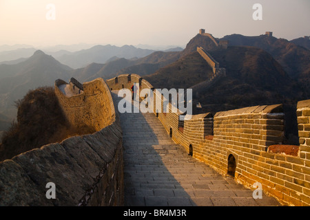 Wanderer auf Mauer, Jinshanling, Hebei, China Stockfoto