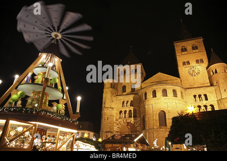 Kuppel und Weihnachtspyramide in der Nacht, Trier, Deutschland Stockfoto