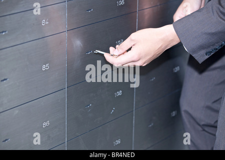 Mann, Schließfach, close-up öffnen Stockfoto