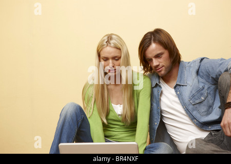 Junges Paar mit laptop Stockfoto