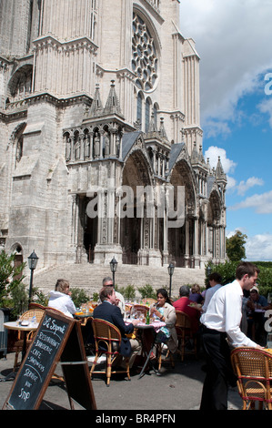 Kathedrale von Chartres und Restaurant davor, Frankreich Stockfoto