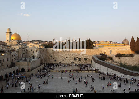 Der Tempelberg in Jerusalem, einschließlich die Klagemauer und die goldene Kuppel des Felsens in der Nacht Stockfoto