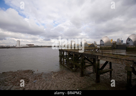 Skyline von London mit Thames Barrier aus über den Fluss Themse auf der Greenwich-Seite, bei Ebbe Stockfoto