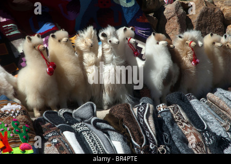 Tourist-Schmuck und Kleidung zum Verkauf an La Raya-Pass, der höchstgelegene auf der Straße von Cusco nach Puno, Peru. Stockfoto