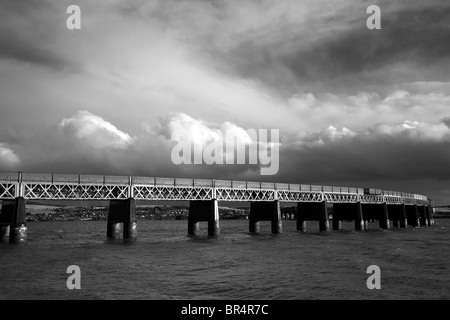 Die Tay Eisenbahnbrücke, den Fluss zu überqueren, Waterfront, Tayside Dundee, Schottland, Großbritannien Stockfoto