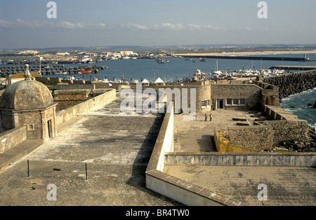 Das 16. Jahrhundert Fortaleza de Peniche, liegt an der Mündung des Hafens von Peniche in Zentral-Portugal Stockfoto