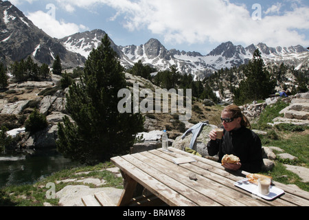 Wanderer ruht 2318m Refugi JM Blanc Lodge auf Estany Tort de Peguera in Sant Maurici Nationalpark Pyrenäen Spanien Stockfoto