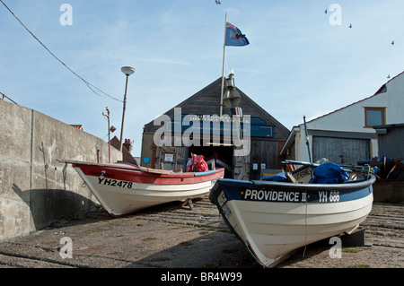 Zwei Fischerboote auf Helling Stockfoto