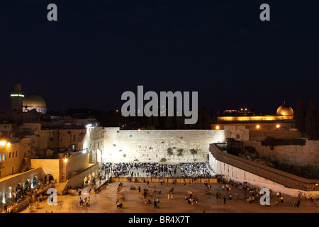Der Tempelberg in Jerusalem, einschließlich die Klagemauer und die goldene Kuppel des Felsens in der Nacht Stockfoto
