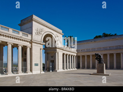 Hof des the LEGION OF HONOR mit Auguste Rodin Skulptur mit dem Titel der Denker - SAN FRANCISCO, Kalifornien Stockfoto