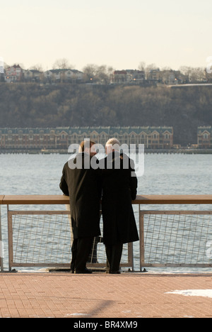 US Airways-Flug 1549 Piloten wieder am Hudson River Absturzstelle zu vereinen. Stockfoto