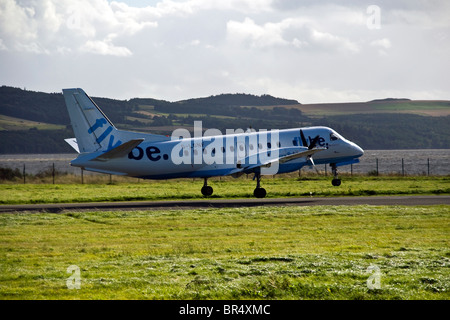 Flybe SAAB 340 Turboprop-Flugzeug verlassen der Bahn nach dem Ausziehen von Dundee Flughafen, Vereinigtes Königreich Stockfoto